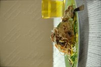 Горячий салат со свининой и рисовой лапшой