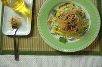 Горячий салат со свининой и рисовой лапшой