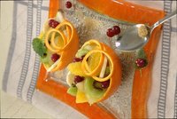 Салат фруктовый в апельсиновых корзинках