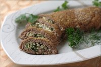 Мясной рулет с луком и яйцом