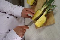 Фруктовое ассорти в ананасе с креветками