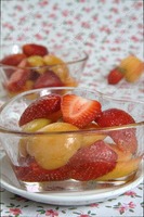 Десерт с клубникой и абрикосами