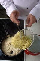 Запеканка из спагетти с сырным соусом