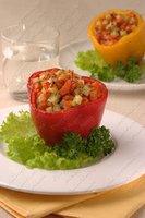 Перец фаршированный картофелем и овощами