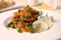 Морковь тушенная с зеленым горшком и укропом