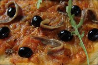 Пицца с анчоусами и маслинами