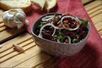 Салат из фасоли с изюмом