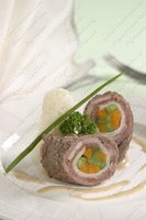 Рулетики из говядины с овощами