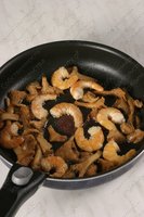 Макароны с креветками и грибами