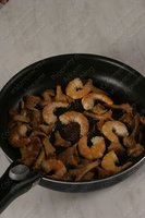Макароны с креветками и грибами