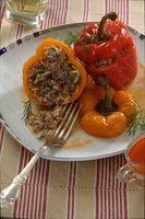 Перец фаршированный мясом и рисом