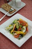 Салат из овощей с маслинами