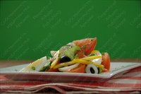 Салат из овощей с маслинами