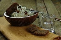 Редька с сухариками и шкварками