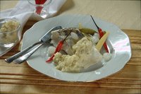 Рыба отварная с яблоками и хреном