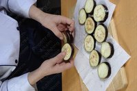 Баклажаны жаренные с помидорами и зеленью