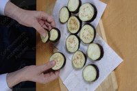 Баклажаны жаренные с помидорами и зеленью