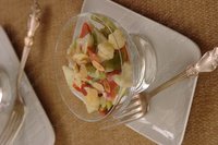 Салат с форелью и фруктами
