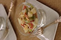 Салат с форелью и фруктами