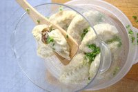 Булочки паровые с утиным мясом и квашеной капустой