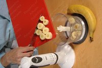 Банановый коктейль на основе кефира и ряженки