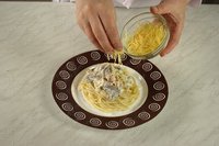 спагетти в сливочном соусе с куриным филе и шампиньонами