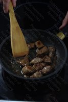 Мясо тушеное с луком в горшочке 2