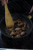 Мясо тушеное с луком в горшочке 2