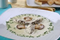 Крем суп с грибным муссом и чесночными гренками