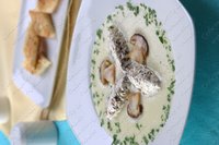 Крем суп с грибным муссом и чесночными гренками