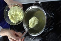 Крем суп с грибным муссом и чесночными гренками