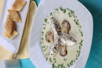 Крем суп с грибным муссом и чесночными гренками