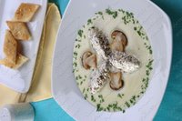 Крем суп с грибным муссом и чесночными гренками