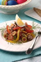 Салат с тунцом и оливками