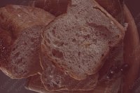 Хлеб с маринованным перцем и маслинами