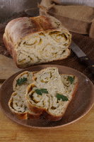 Хлеб - завитушка с чесноком и зеленью